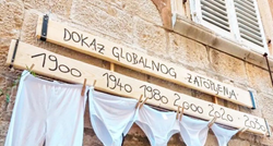Natpis na jednoj kući na Korčuli postao viralni hit: "Dokaz globalnog zatopljenja"