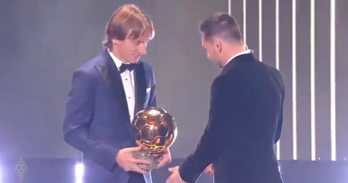 Pogledajte trenutak kad je Modrić Messiju predao Zlatnu loptu: "Zaslužio si to"