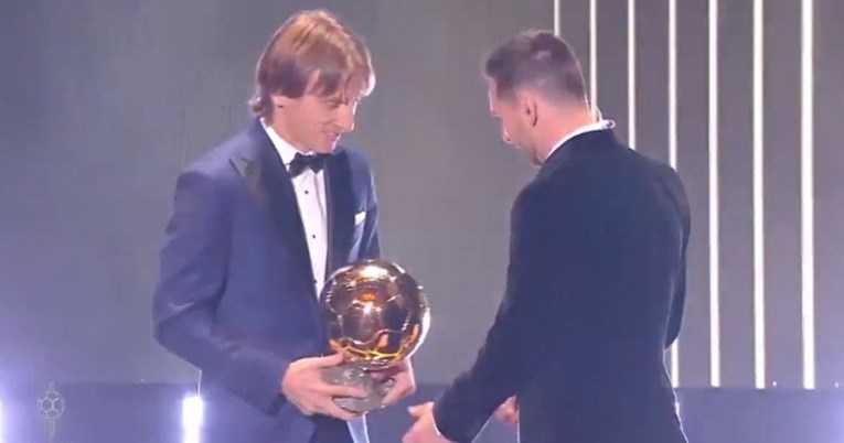 Pogledajte trenutak kad je Modrić Messiju predao Zlatnu loptu: "Zaslužio si to"