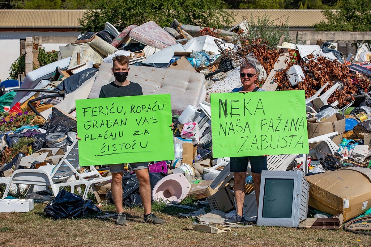 FOTO Građani Fažane načelniku općine dovezli kamione pune smeća 