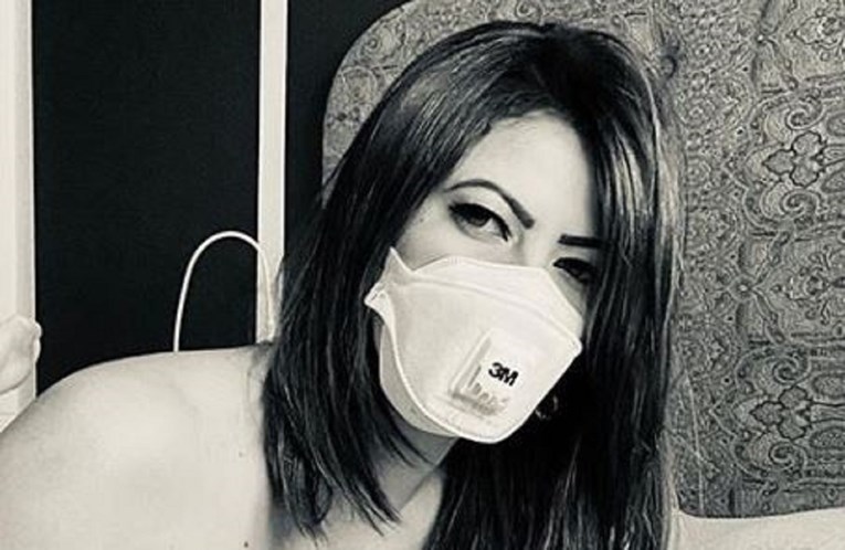 Manekenka u Italiji pozirala gola samo s maskom na licu: "Stop panici"
