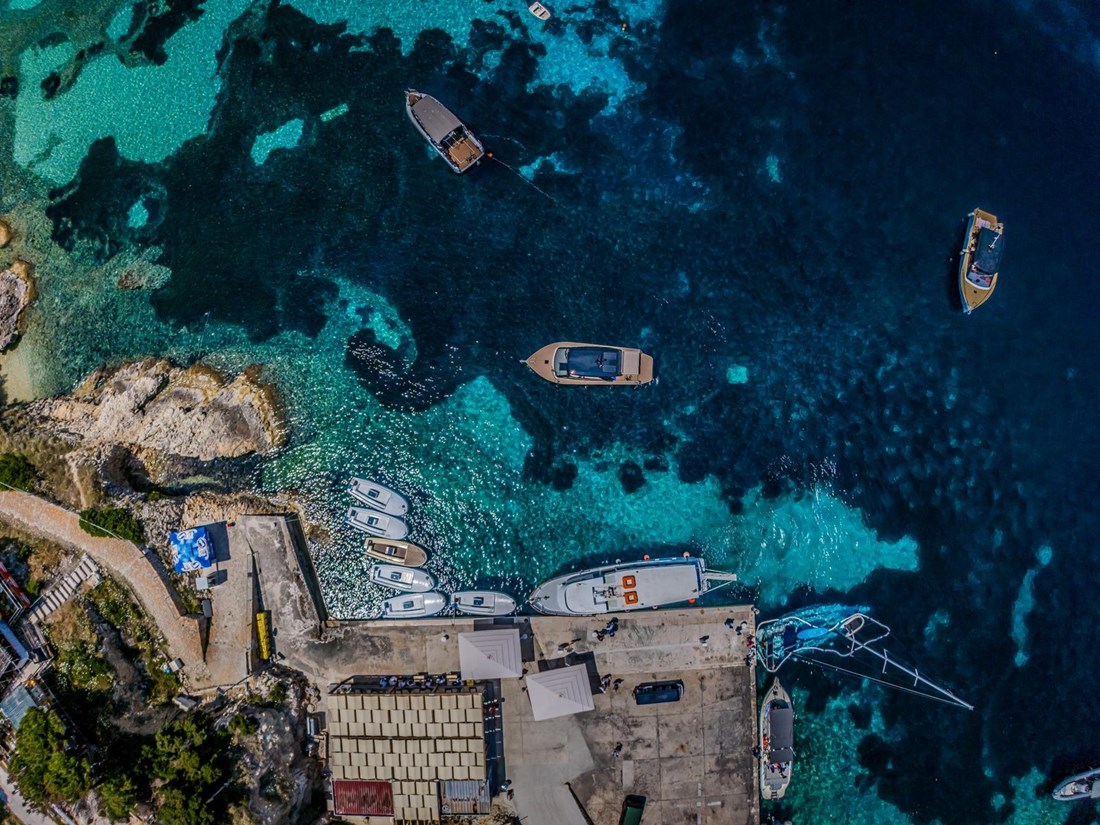 Fotografije iz zraka uvale koja je izravno polazište za Modru špilju su prekrasne