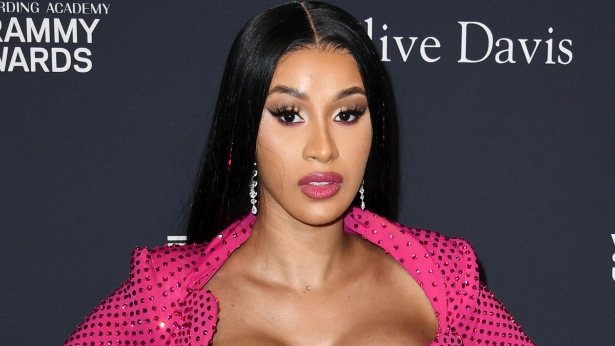 Držala ih rukom: Cardi B jedva je zadržala goleme grudi u oskudnoj haljini