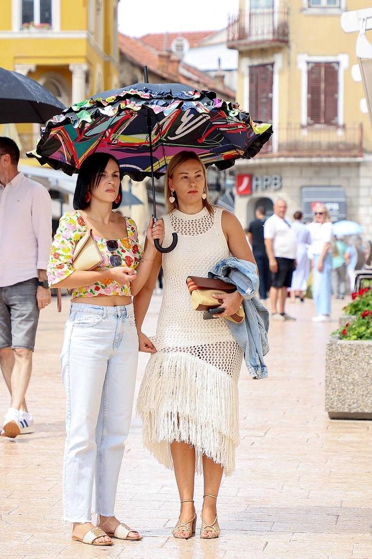 Unatoč kiši, moda u Sinju nije podbacila. Pogledajte najbolje kombinacije