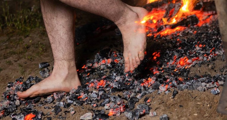 Na team buildingu u Švicarskoj hodali po žeravici, 13 ih završilo u bolnici