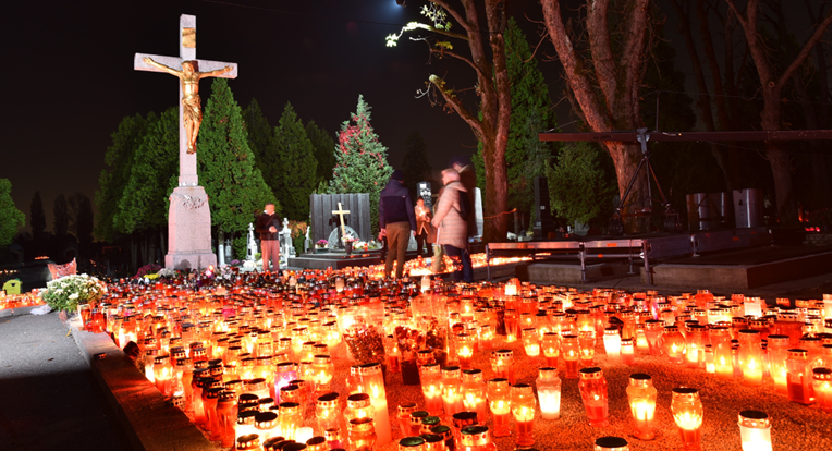 VIDEO Građani za bližnje zapalili tisuće svijeća, evo kako večeras izgleda Mirogoj