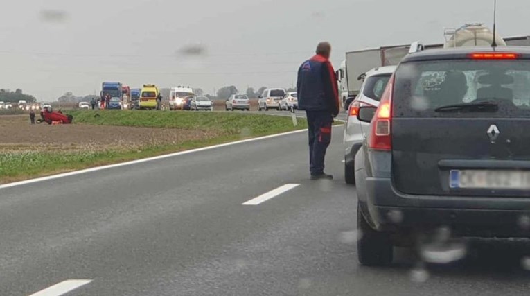 Nesreća u Međimurju, auto se prevrnuo na krov i sletio u polje. Stvaraju se gužve