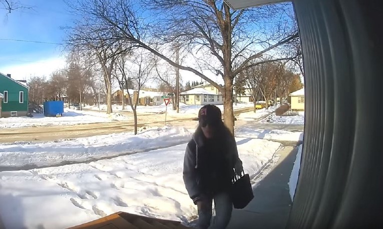 Nadzorna kamera snimila je kako krade paket, ali i kako je uskoro požalila