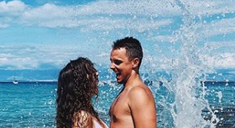 Miljenik Hrvatica koji se razveo s 22 s curom razmjenjivao nježnosti u moru