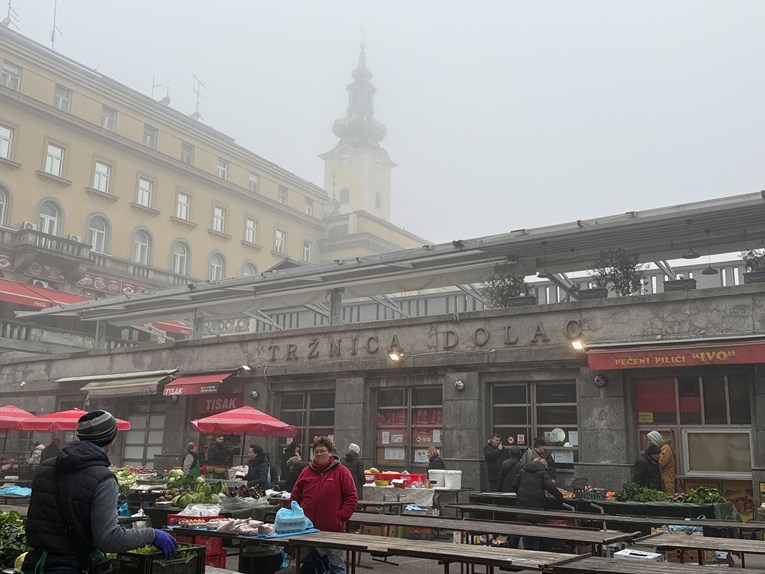 Dolac je još zatvoren. "Vidim da čiste, nadam se da će brzo otvoriti"