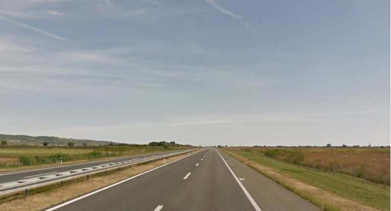 Kamion izletio s ceste kod Slavonskog Broda, s prikolice pali automobili