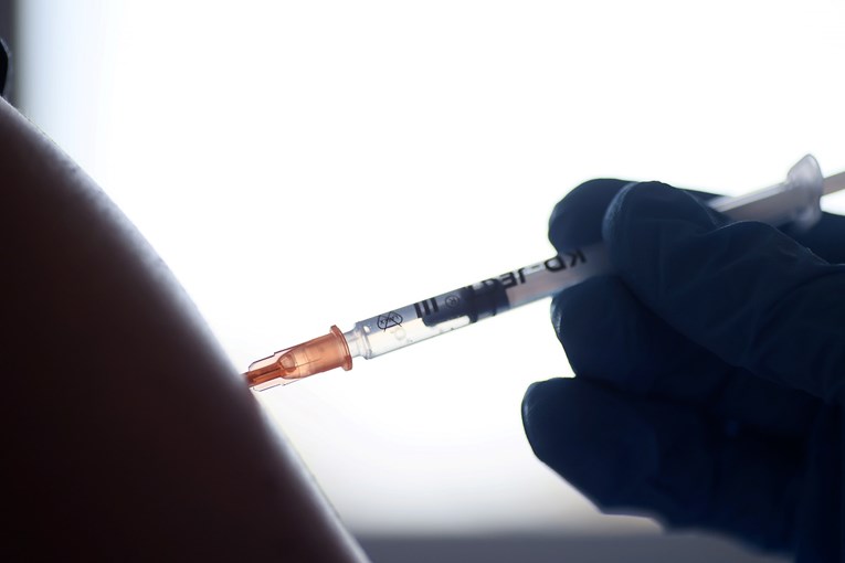 U Poljskoj izbio skandal zbog informacija da poznate osobe prve primaju cjepivo