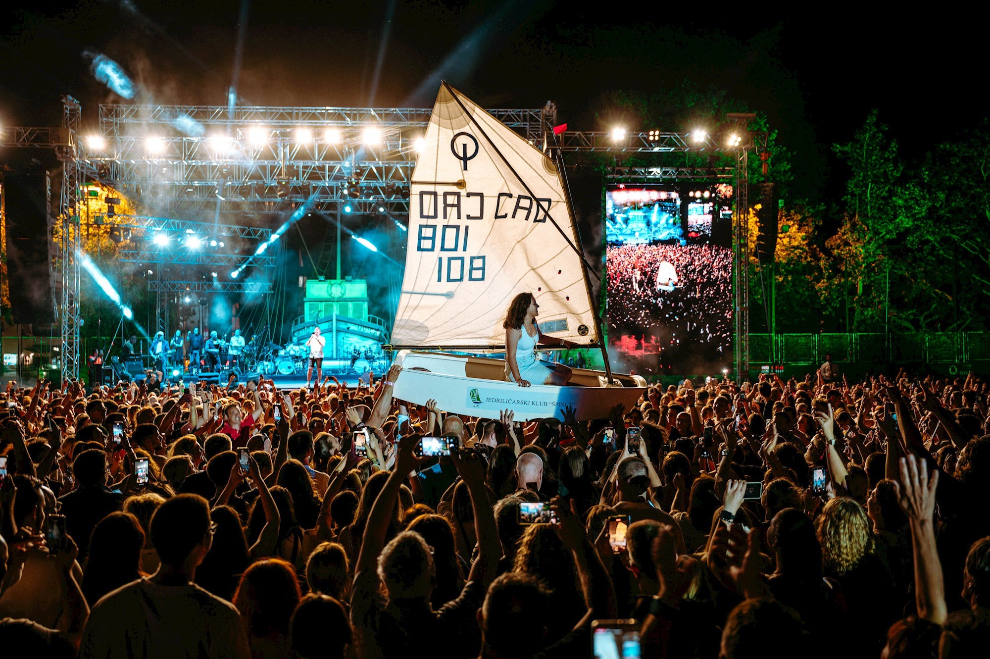 Gibonni u rodnom Splitu napravio koncert za pamćenje, publikom "plovila" jedrilica