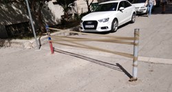 Ravnateljica škole u Splitu selotejpom se bori protiv auta oko škole