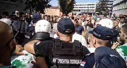 VIDEO Žestoki prosvjedi u Novom Sadu, bacali dimne bombe i štitove na interventnu