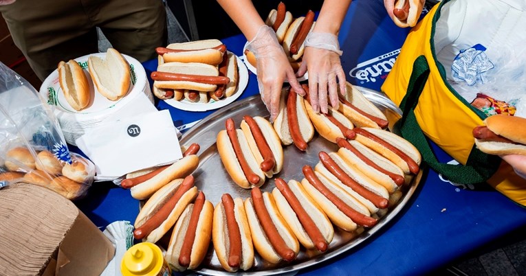 Jedenje jednog hot doga krati život za 36 minuta, sugerira nova studija