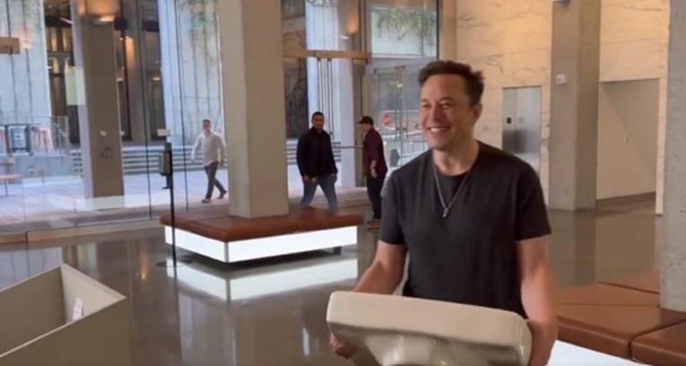 Elon Musk ušao u zgradu Twittera, bizarni video pogledalo milijun ljudi za 15 minuta