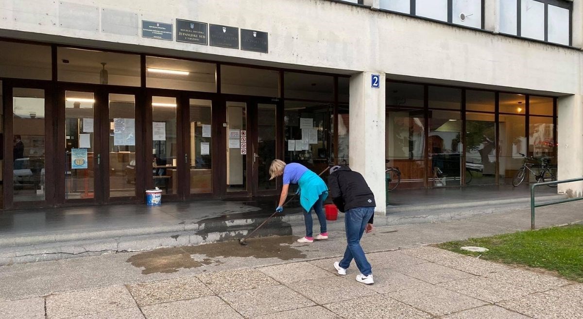 Maloljetnik pokušao pobjeći sa suda u Varaždinu. Razbio staklo, ozlijeđeni policajci