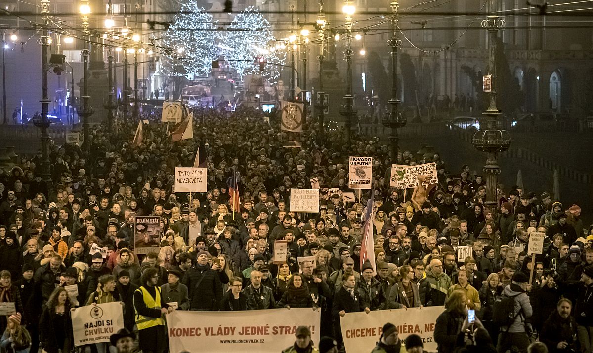 Desetak tisuća ljudi izašlo na ulice Praga, traže smjenu premijera Babiša