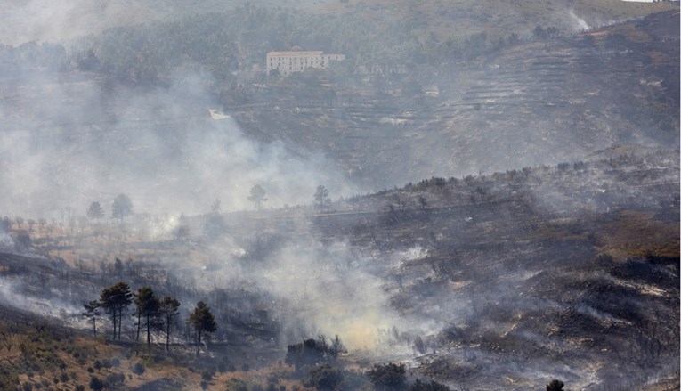 Vatrogasci u Španjolskoj nastavljaju gasiti ogroman požar, tisuće ljudi evakuirane