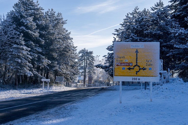 Zbog snijega i vjetra u Međimurju i Lici nema struje, u Rijeci padaju stabla