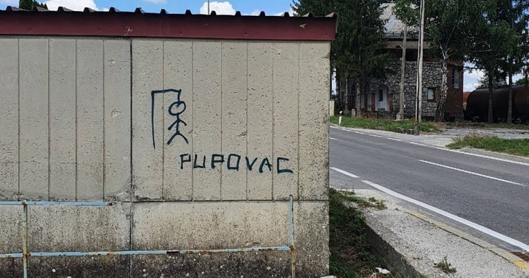 U Gospiću grafit s vješalima, ispod njega piše Pupovac