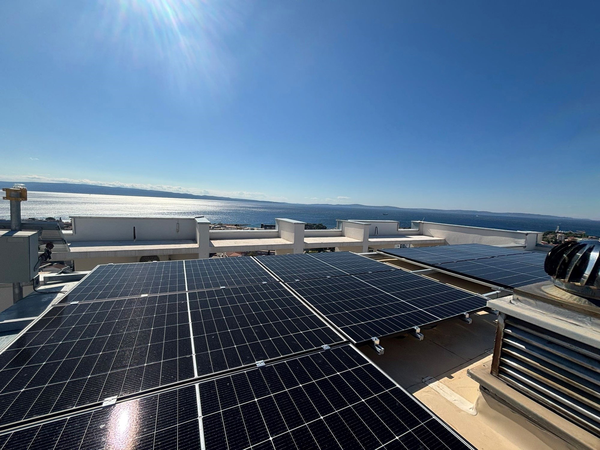 FOTO Prva solarna elektrana na stambenoj zgradi u Dalmaciji, evo koliko je koštala