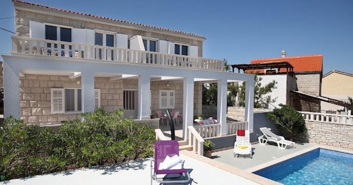 Top oglasi za nekretnine: Kamena kuća u prvom redu do mora na Braču