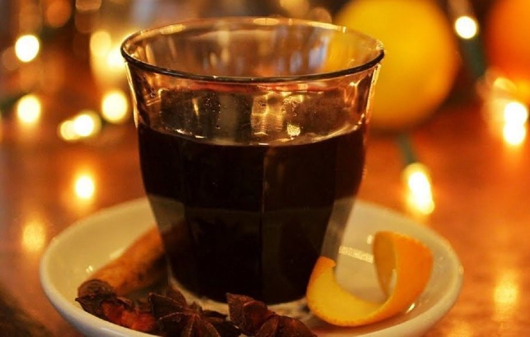 "Božić u čaši": Napravite kuhano vino po jednostavnom receptu Jamieja Olivera