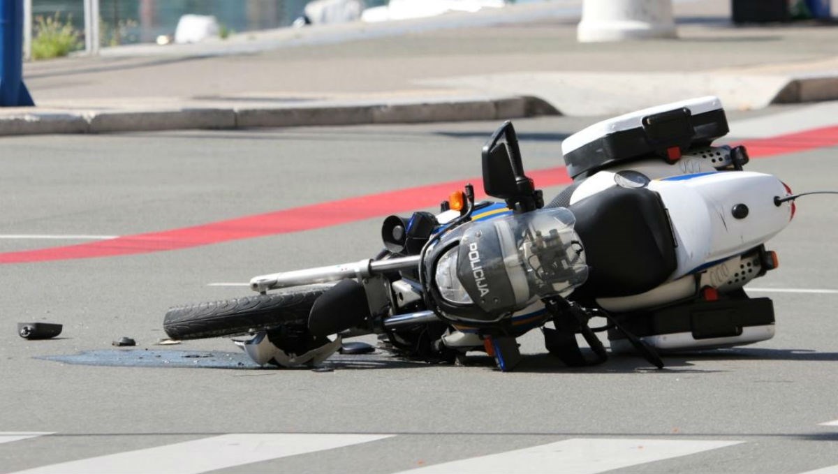 Motorom u Splitu srušili policajca pa pobjegli