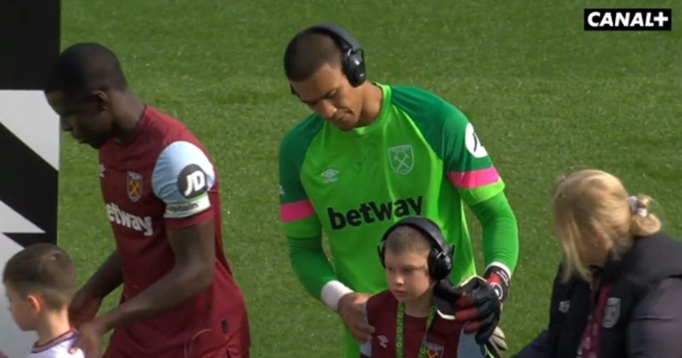 West Hamov vratar izašao na teren sa slušalicama. Razlog je sve oduševio
