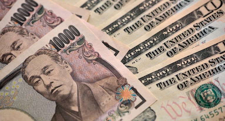 Dolar ojačao, euro oslabio
