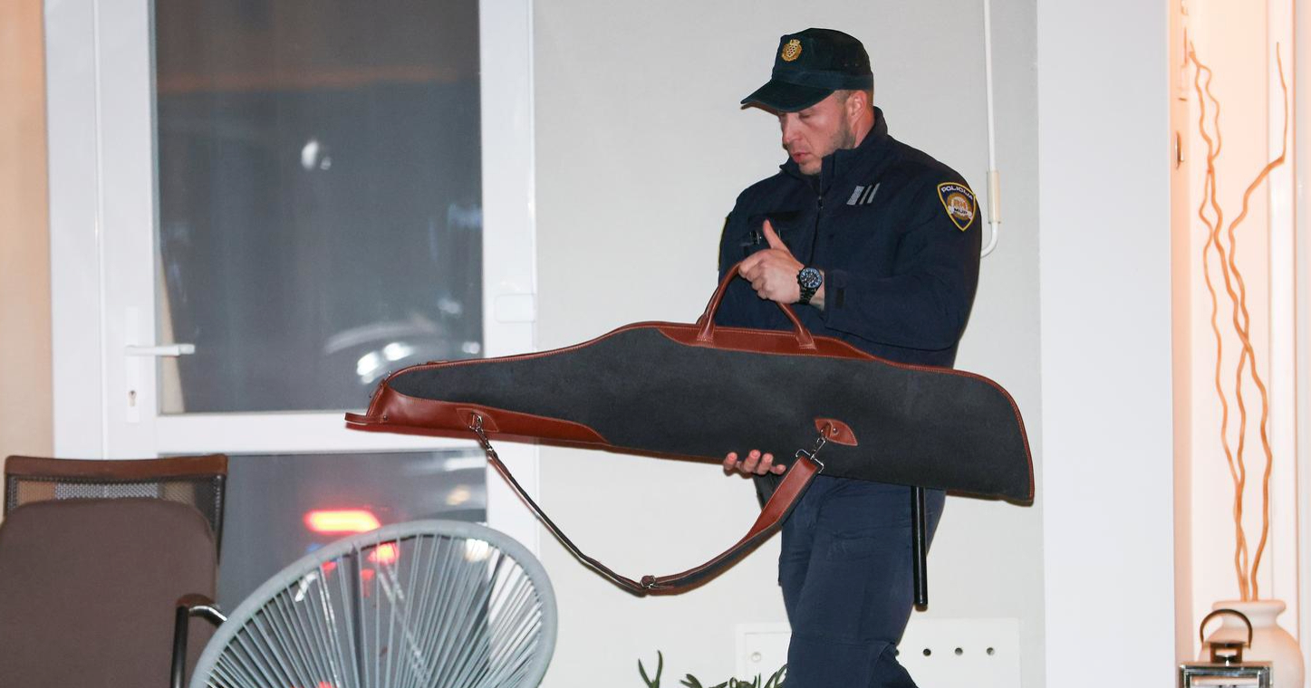 FOTO Policija noćas iz Mikulićeve kuće iznosila oružje