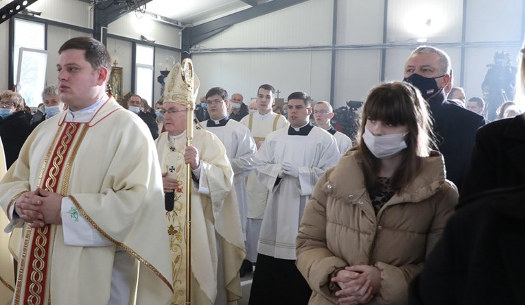 Bozanić na misi kritizirao sporu obnovu, u crkvi sjedio ministar Horvat