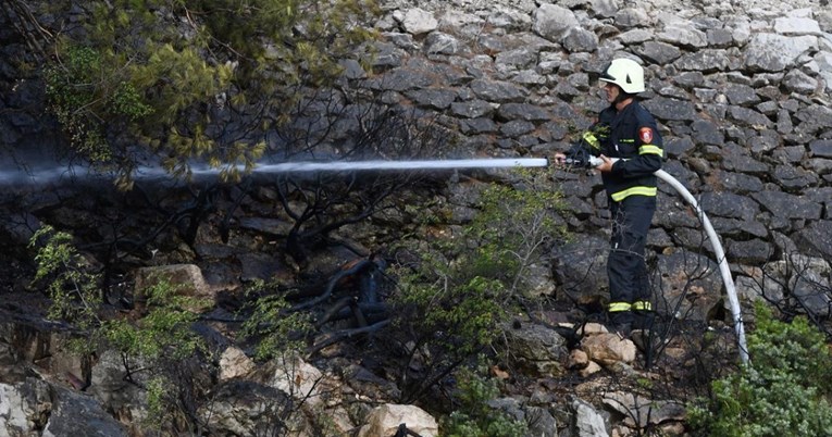 Maloljetnici kod Šibenika bacali opuške u suhu travu, izbio požar