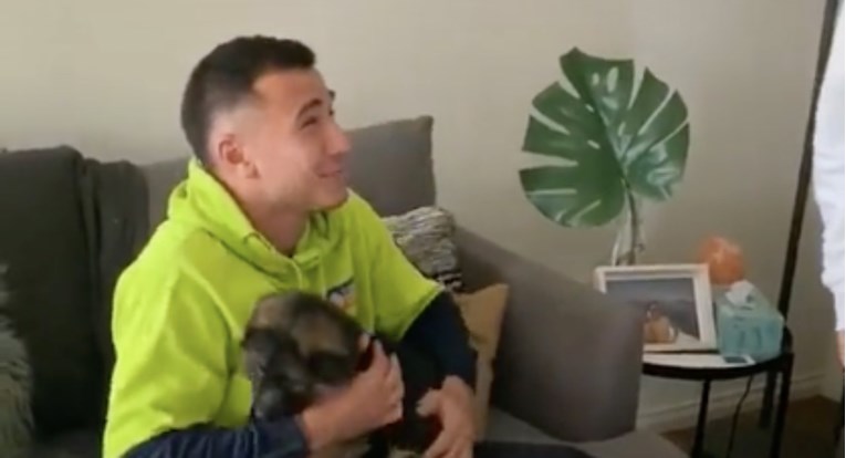 Muškarac briznuo u plač nakon što je za rođendan dobio štene