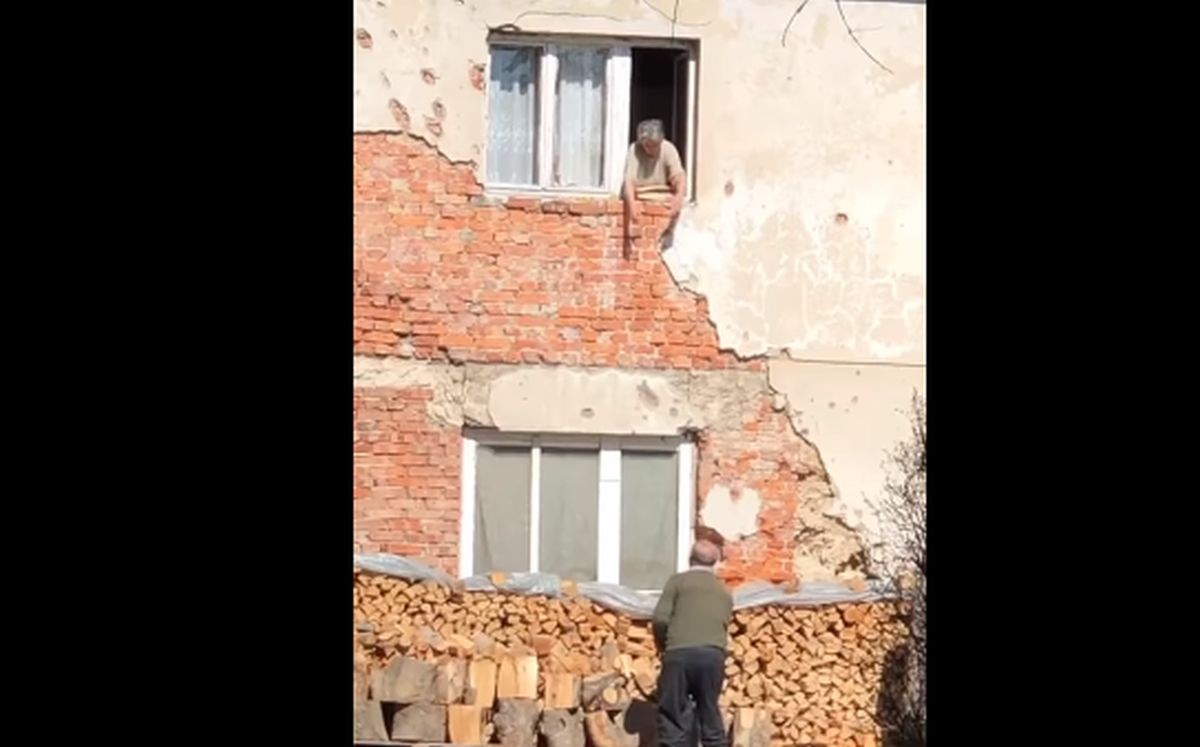 VIDEO Baka i djed iz BiH nasmijali regiju: Pogledajte kako unose drva u kuću