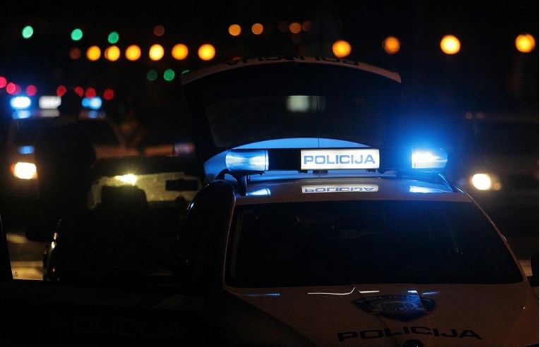 Vozač odbio alkotest pa bježao policiji. Suvozačica napala policajku