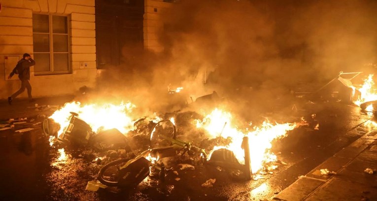 FOTO I VIDEO Ozbiljni neredi u Parizu zbog Macronove odluke. Stotine uhićenih