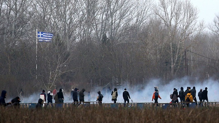 Turci bacali suzavac prema grčkoj strani granice