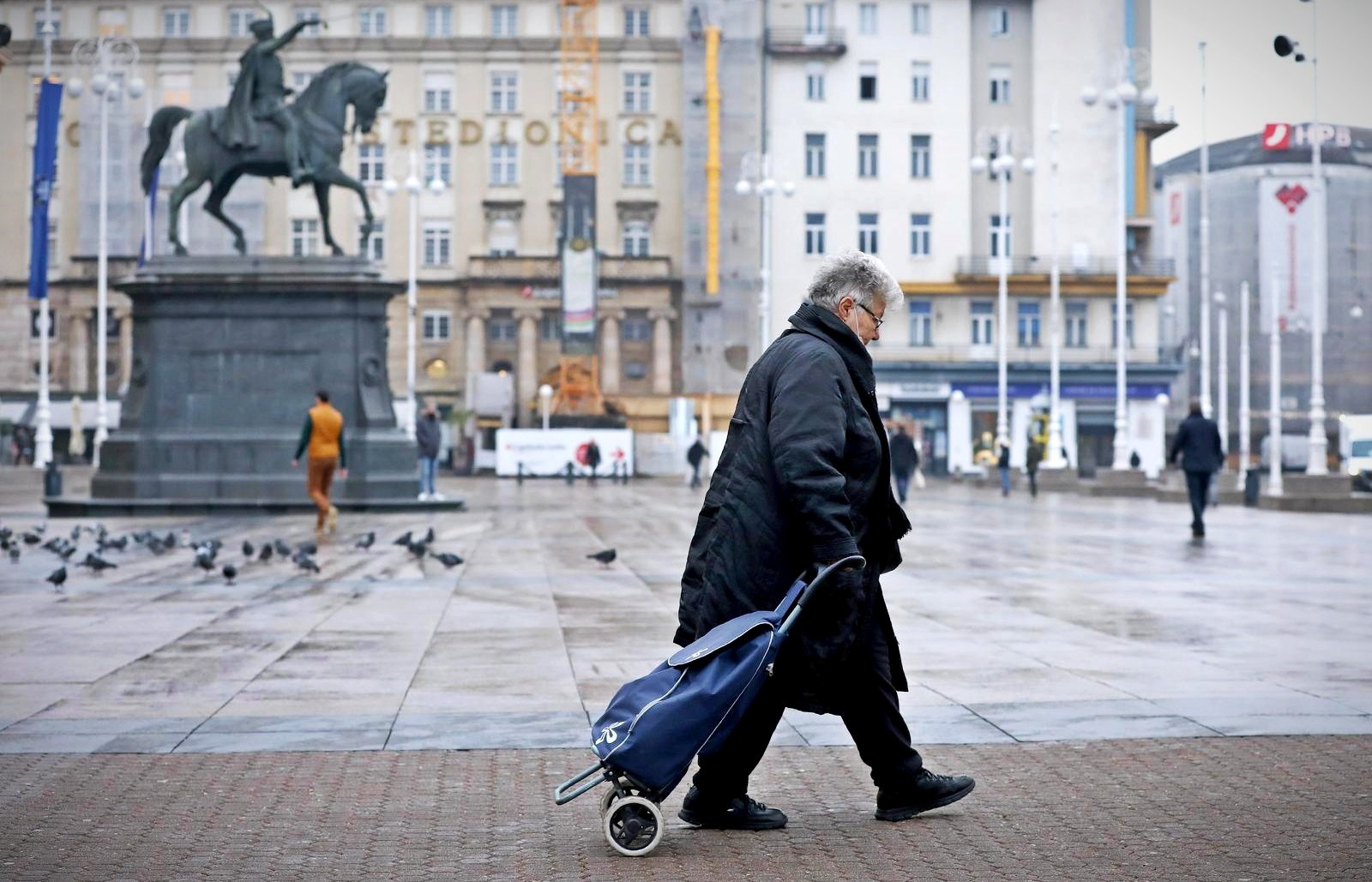 Umirovljenici dobivaju novčanu naknadu, objavljeno kako i kada ide isplata