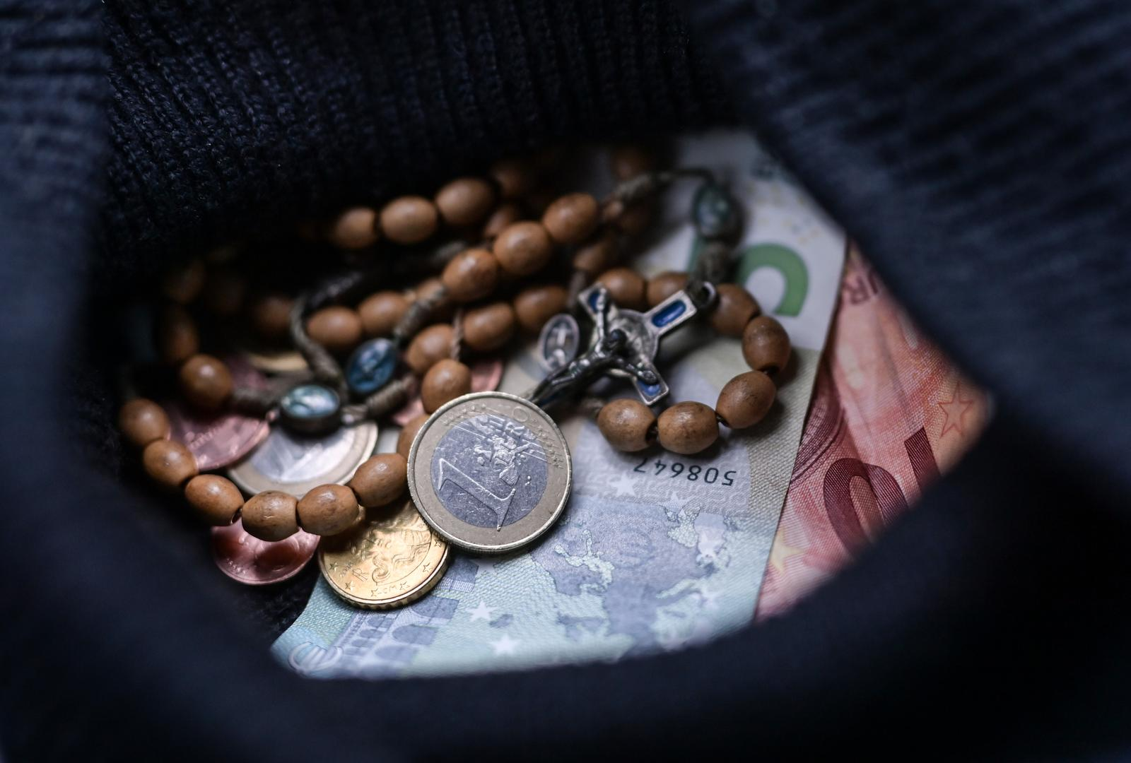 Dragi katolici, religija košta. I bio bi red da to sami plaćate