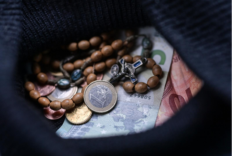 Dragi katolici, religija košta. I bio bi red da to sami plaćate