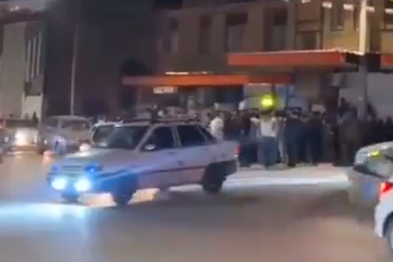 VIDEO Prosvjednici na kružnom toku u Iranu vikali "smrt Hamneiju". Vozači trubili