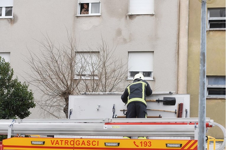 VIDEO Na balkonu stana u Šibeniku izbio požar, unutra se nalazila žena