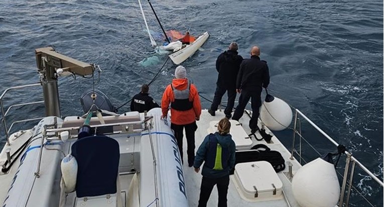 FOTO Jedrilica tonula u Šoltanskom kanalu. Policajac skočio u more i spasio ljude