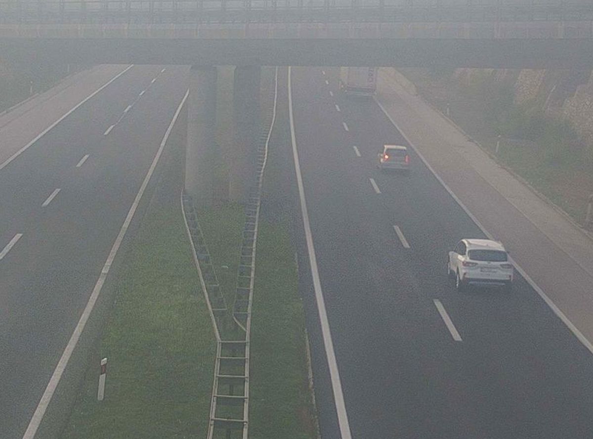 Magla u unutrašnjosti. Zbog jakog vjetra ograničen prometn na omiškoj obilaznici