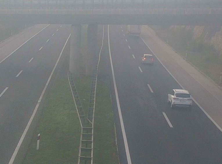 Magla u unutrašnjosti. Zbog jakog vjetra ograničen promet na omiškoj obilaznici