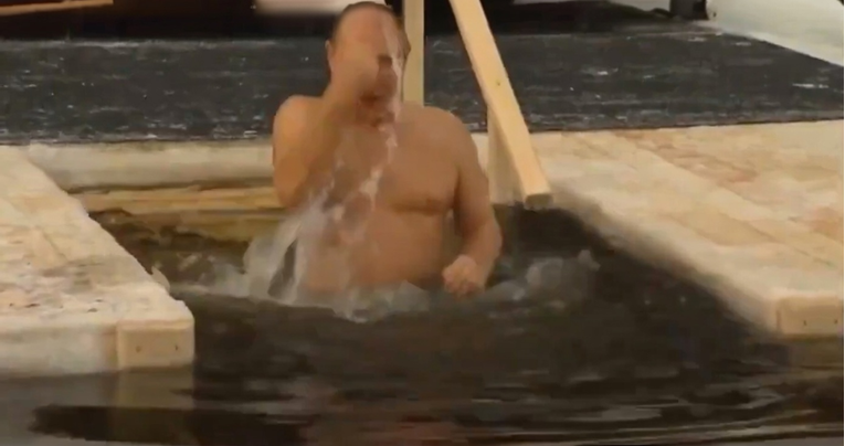 VIDEO Vladimir Putin zaronio triput u ledenu vodu i prekrižio se