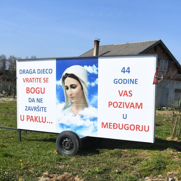 Ovo je plakat u Koprivnici: "Draga djeco, vratite se bogu da ne završite u paklu"
